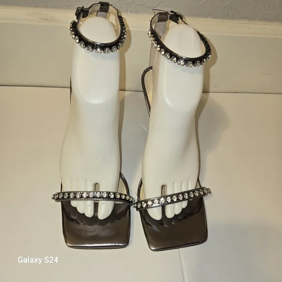 Marc Fisher Karima Ankle Strap Sandal Size: 7 Color: Pewter New💞 - Picture 7 of 7